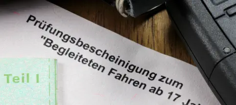 Begleitetes Fahren Führerschein mit 17 - Foto © Björn Wylezich - Adobe Stock